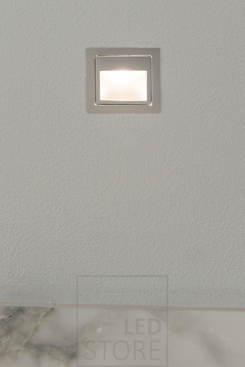 Trapphuslampa led IN-WALL som belyser med mjukt och stämningsfullt ljus. Den infällda vägglampan är modern, enkel och elegant. Finns även i svart och vitt. Ledstore.fi