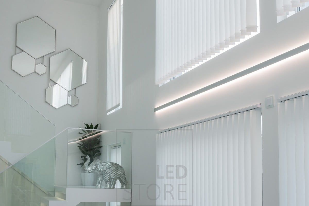 LED-lister i en dubbelriktad väggprofil för att framhäva höjden på vardagsrummet och fönstren. Profil och LED-lister kan beställas måttbeställda och klara för installation. Ledstore.fi