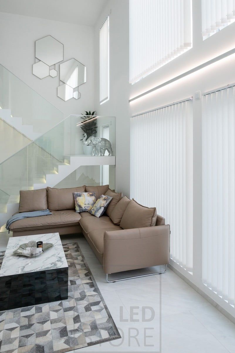 LED-ljusramper i en dubbelriktad väggprofil för att framhäva vardagsrummets och fönstrens höjd. Ledstore.fi