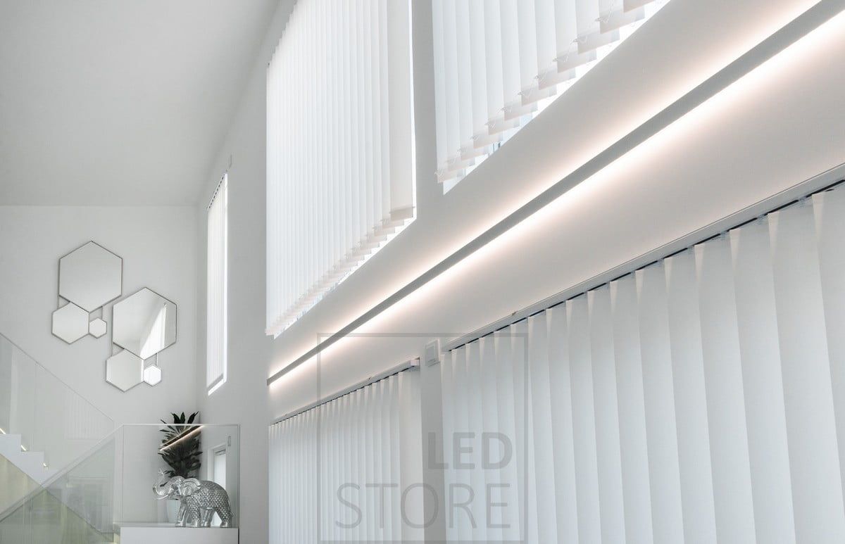 Väggprofilen INDIRECT 2 skapar indirekt belysning med LED-lister mellan fönstren. Ledstore.fi