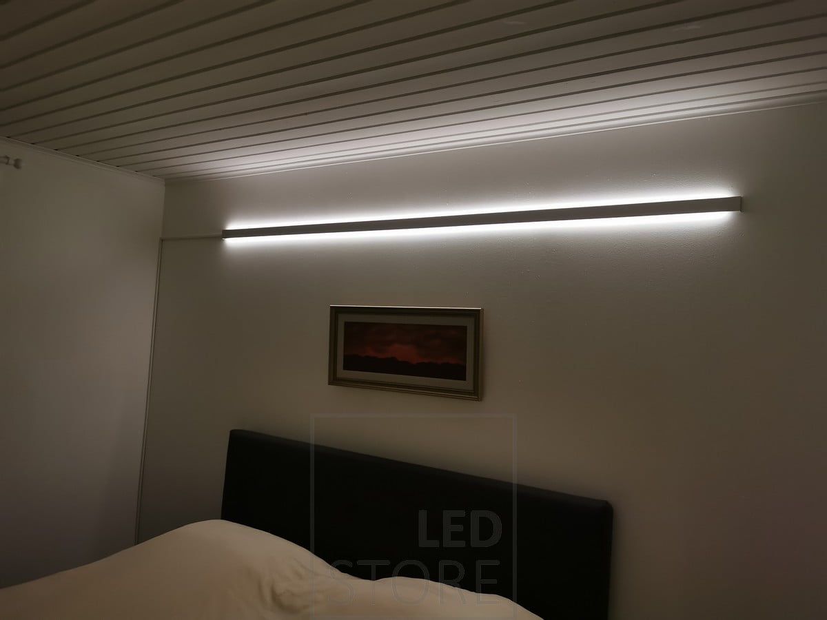 En tvåvägs belyst aluminiumprofil som stämningsbelysning i ett sovrum. Ledstore.fi