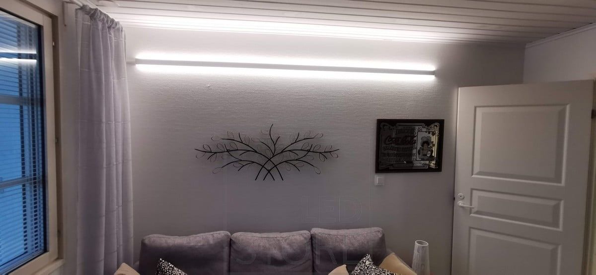 Bakom soffan, på väggen, en dubbelriktad LED-profil. Två ledremsor på profilen. Ledstore.fi