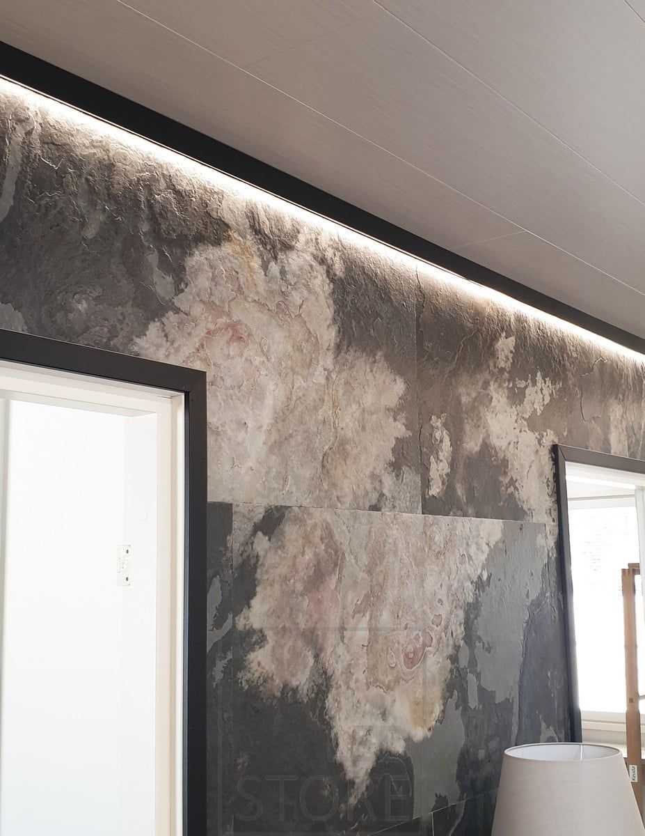 En elegant svart väggprofil ersätter taklisten. Profilen har en LED-list som lyser upp utrymmet med indirekt ljus. Ledstore.fi