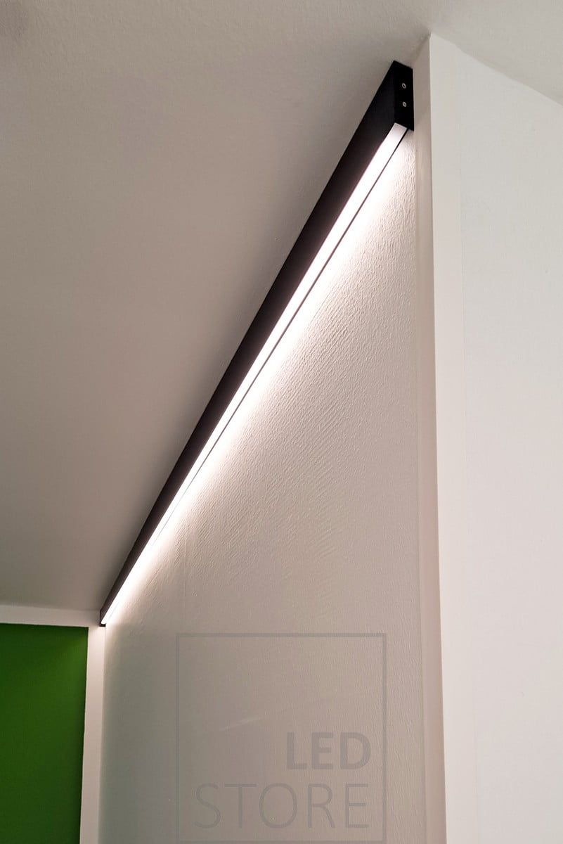 Ersättande aluminiumprofil för takläggning. Invändig LED-remsa som lyser nedåt. Ledstore.fi