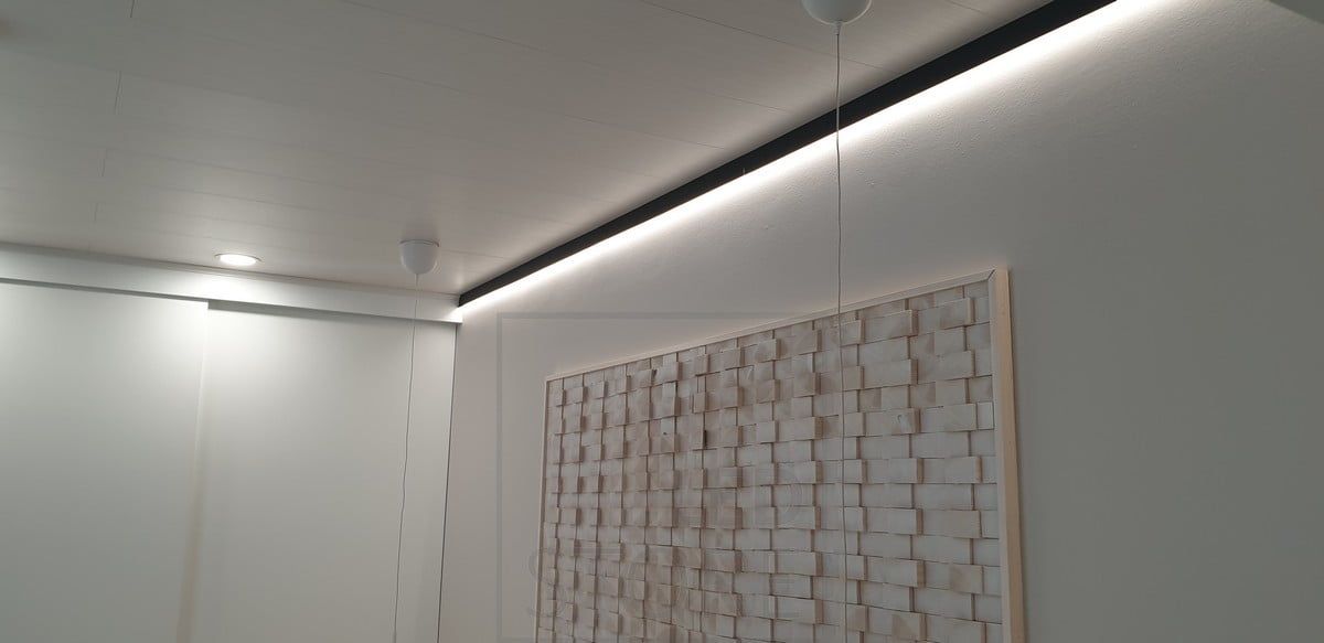 I sovrummet ersätter en svart väggprofil taklisten, med en LED-list på profilen som belyser väggen för indirekt stämningsbelysning. Ledstore.fi