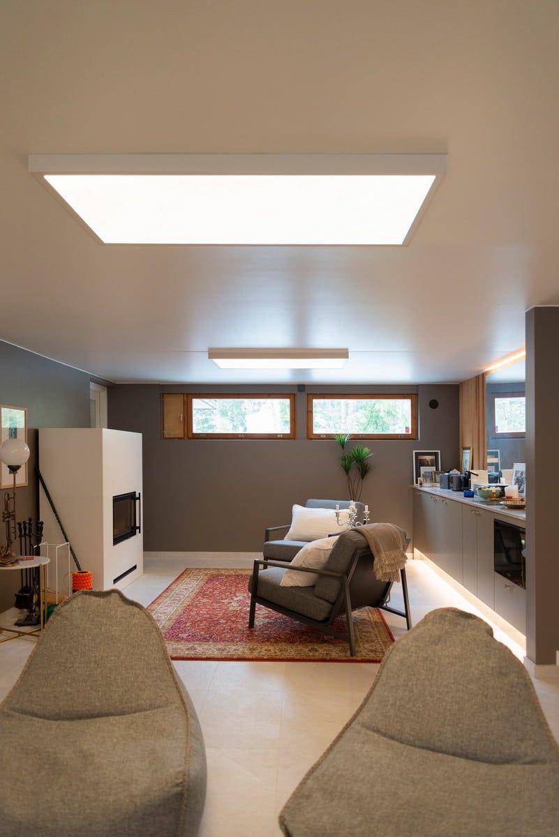 LED STORE-logotyp: en vit fyrkant med texten "LED STORE" på en ljusgrön bakgrund, som främjar energieffektiva LED-belysningslösningar.
