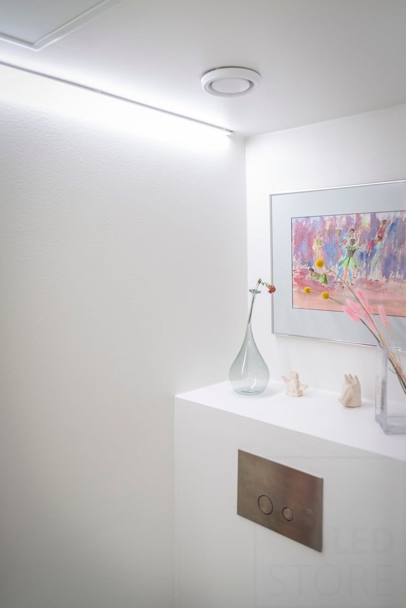 LED STORE-logotypen på en grön bakgrund, en vit kvadrat med feta versaler, representerar den moderna designen av en LED-belysningsbutik.