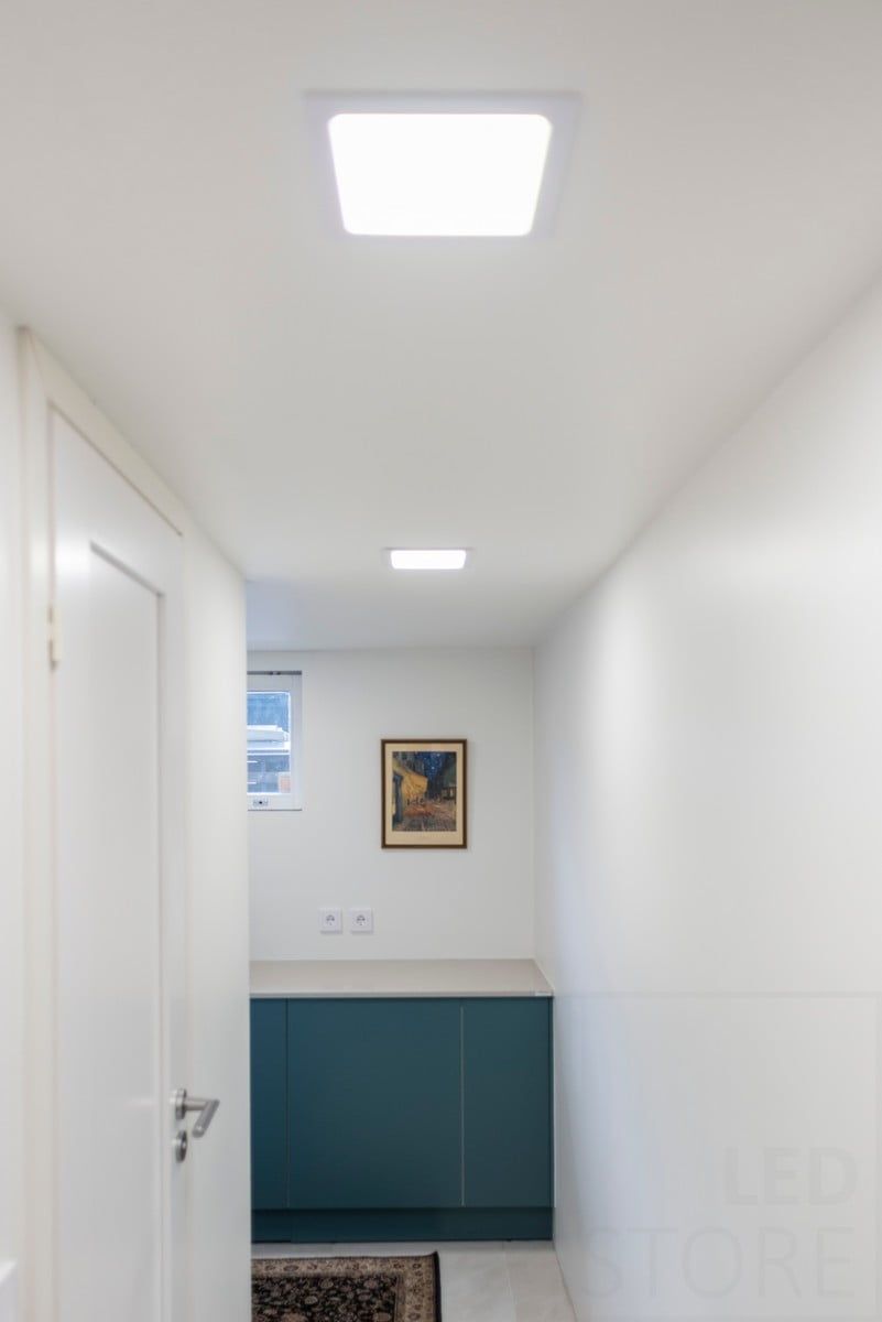 Grön bakgrund med "LED STORE" i vita versaler inom en vit central kvadrat, som lyfter fram energieffektiva belysningslösningar.