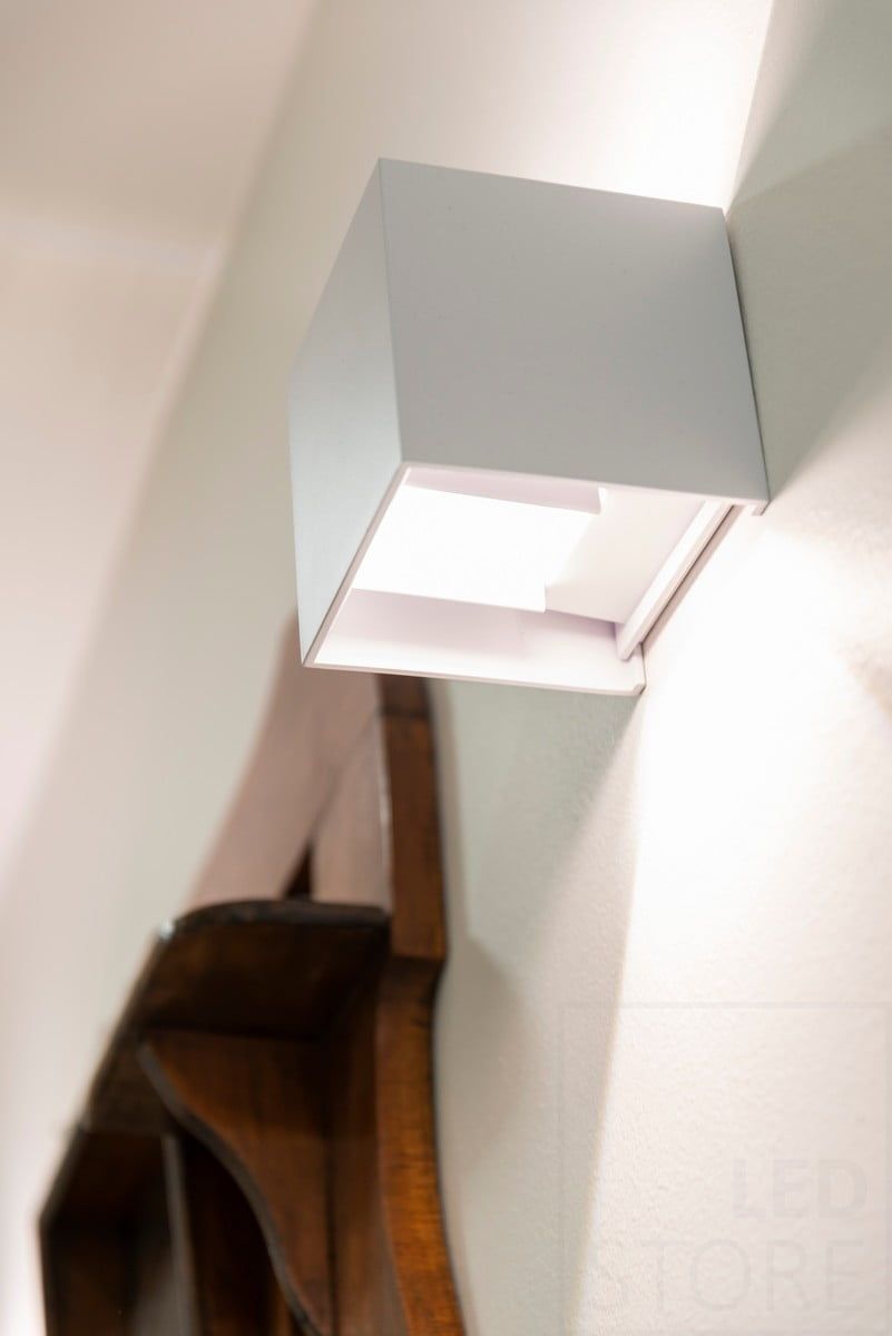 LED Store-logotyp i vita versaler centrerad på en vit kvadrat på grön bakgrund, som främjar energieffektiva belysningslösningar.