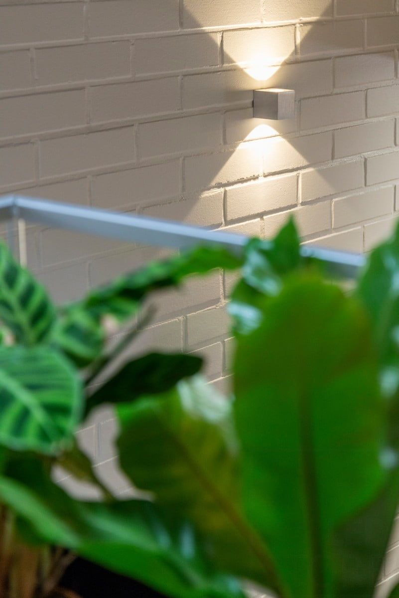 Text på grön bakgrund med texten "LED STORE" i vita versaler inom en vit central kvadrat, som främjar energieffektiva belysningslösningar.
