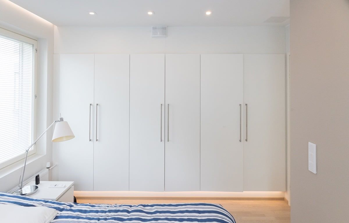 Framför skåpet används riktstrålkastare 9W Kantti för allmänbelysning. Stämningsfull korridorbelysning med LED-profil monterad på skåpets sockel © LedStore