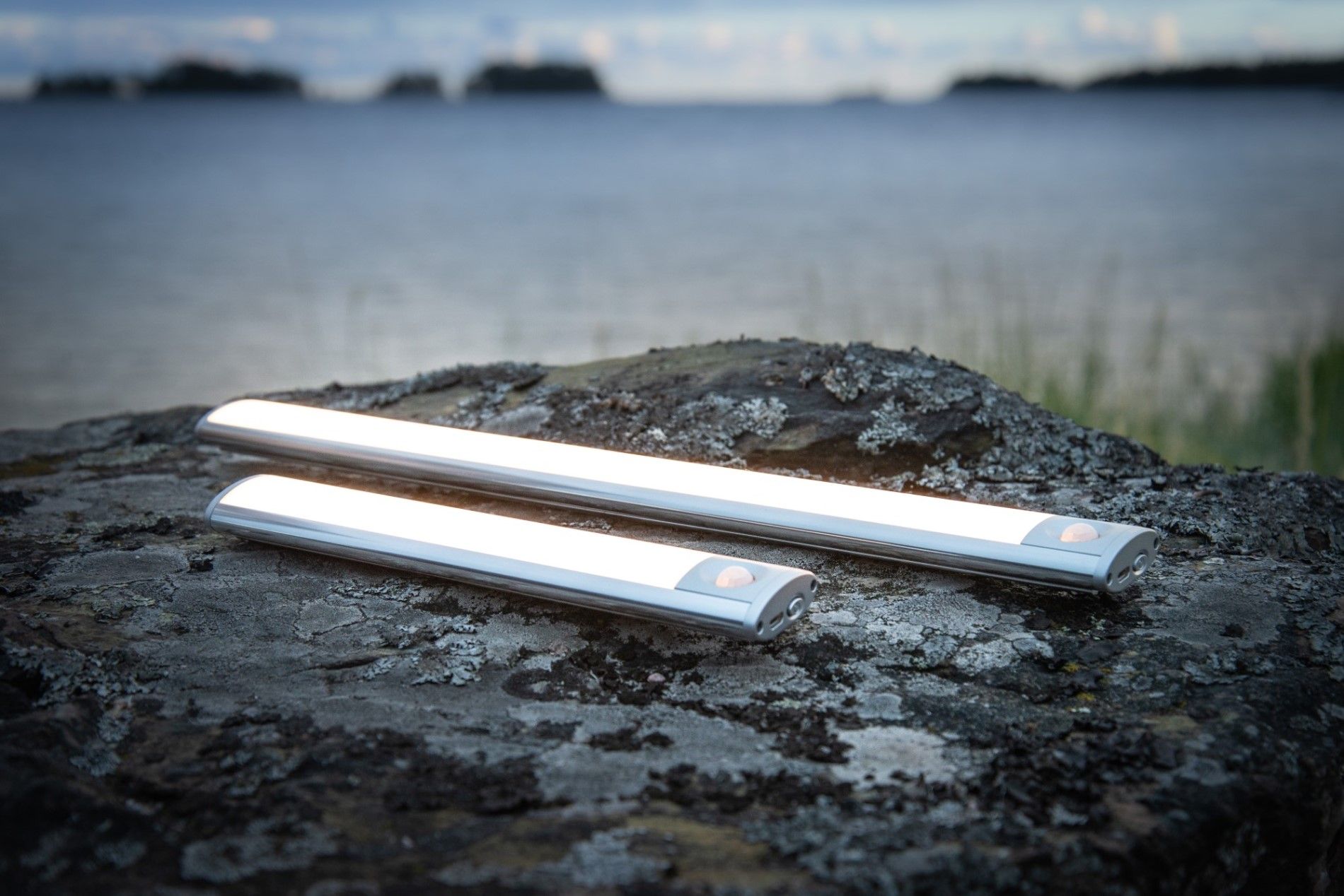Wanda-lampor av olika dimensioner belysta på en sten