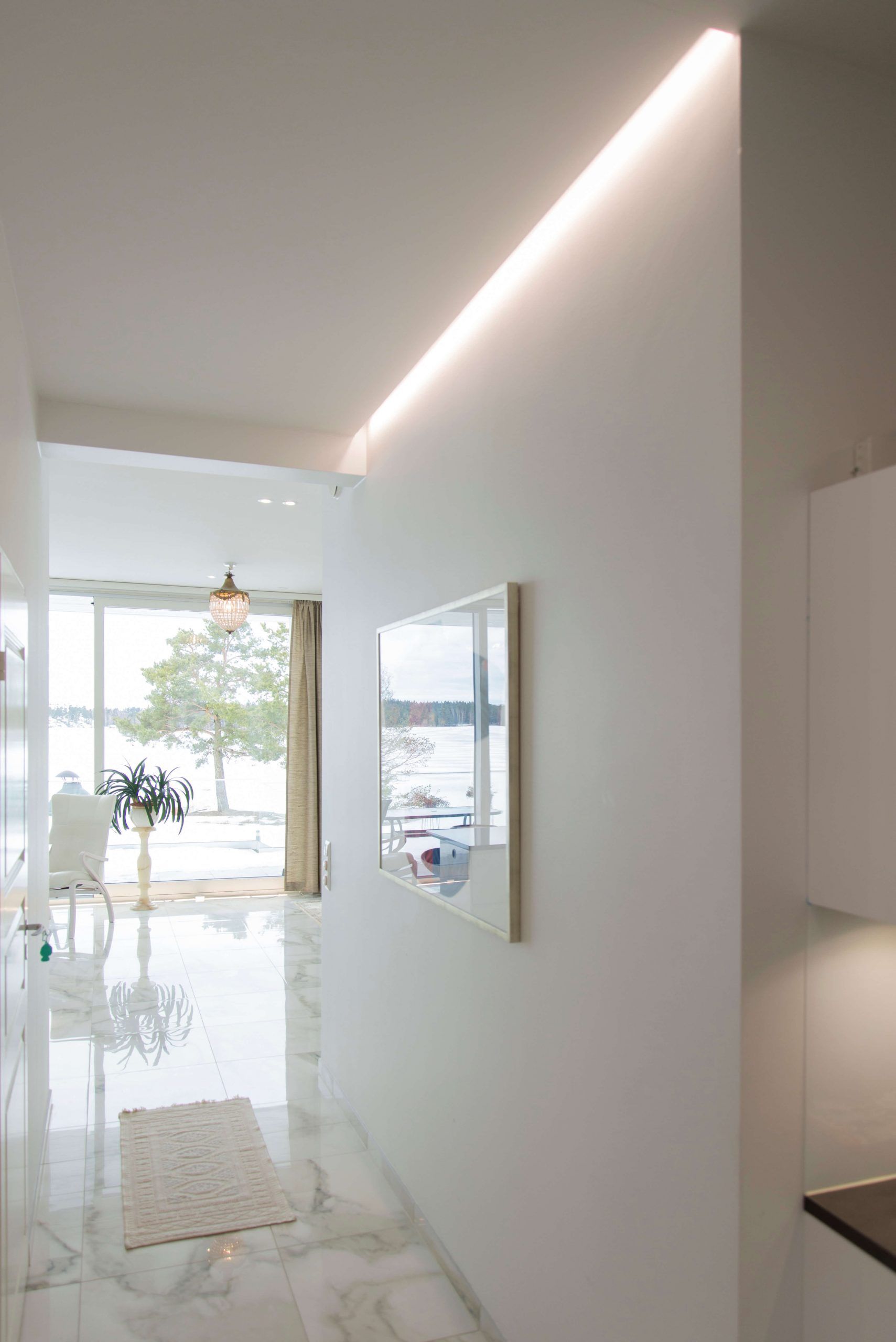 Grön bakgrund, vit fyrkant, fet "LED STORE"-text i mitten; varumärke för butik med energieffektiv belysning.