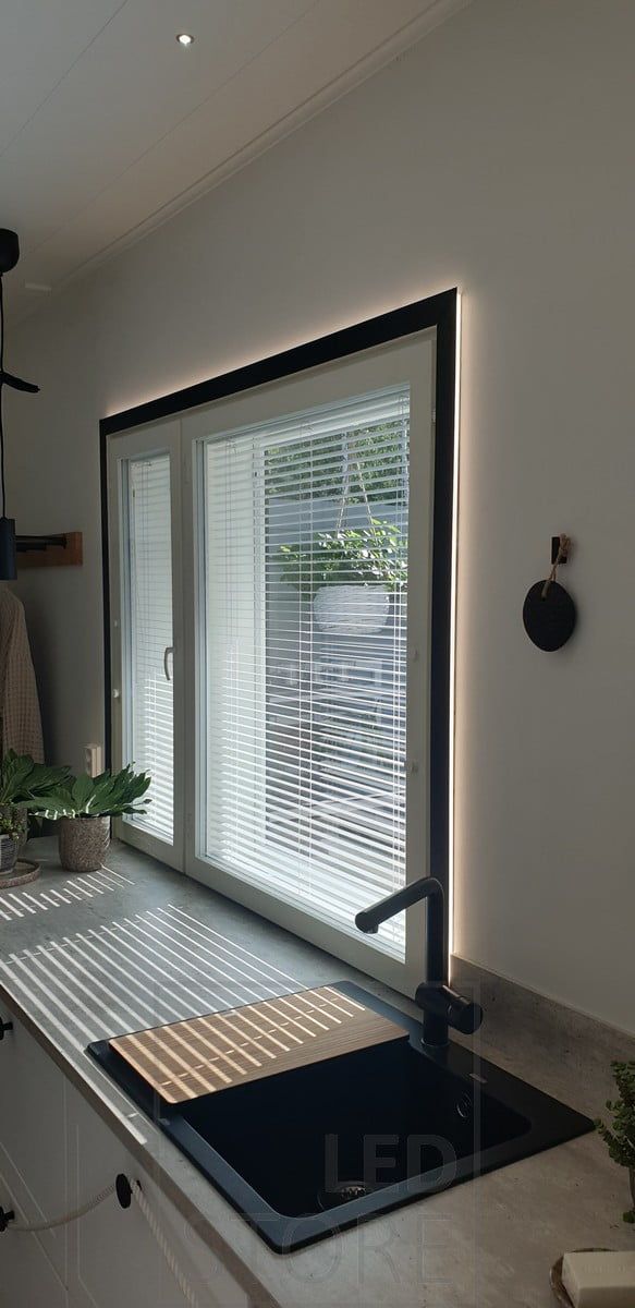 Fönstret är belyst med en ledlist, ljuset är mjukt och stämningsfullt. Ledstore.fi