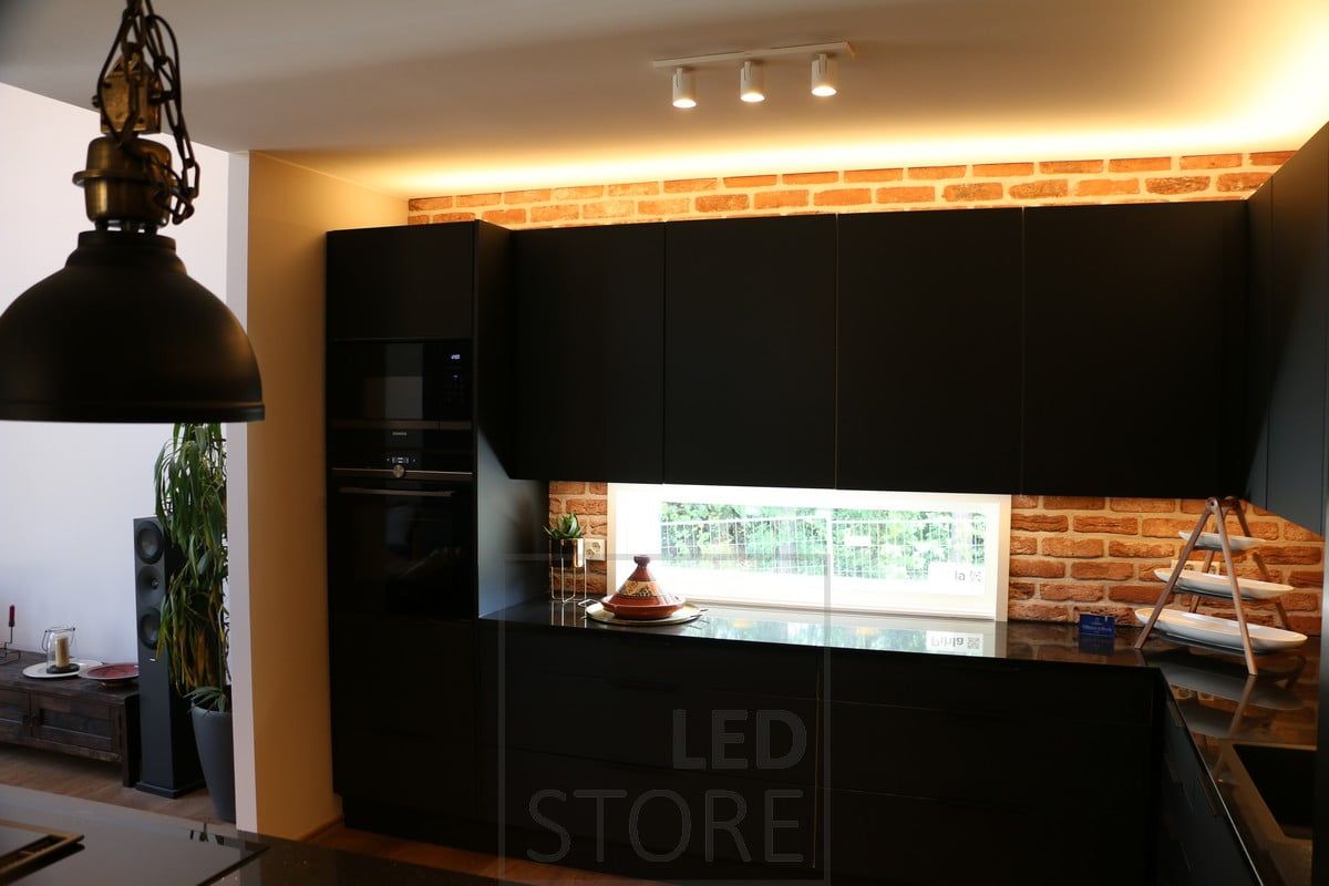 Överst på köksskåpen lyser LED-lister upp det indirekta ljuset och skapar ett mjukt och stämningsfullt ljus. En LED-profil som fästs på skåpens undersida belyser bänkskivan. Ledstore.fi