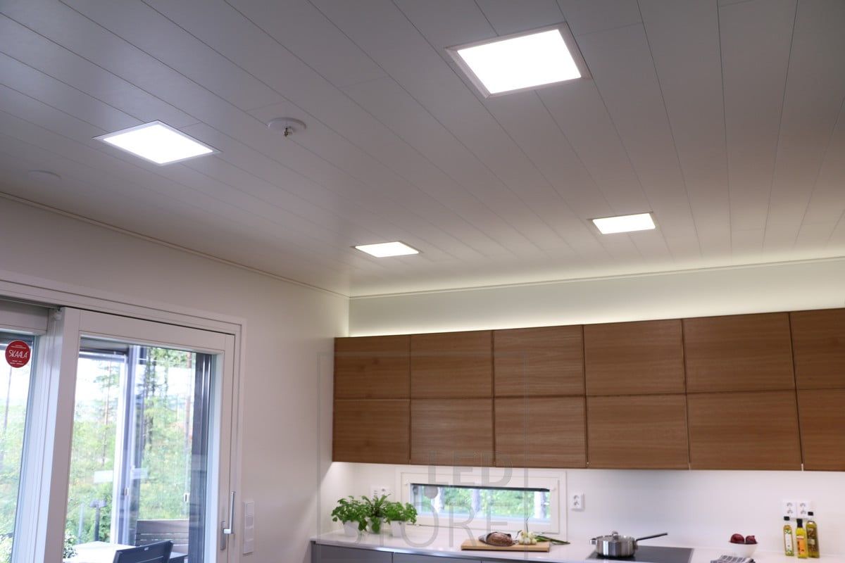 Panellampor i taket, indirekt belysning på skåpen och LED-lister på köksgolvet. Ledstore.fi