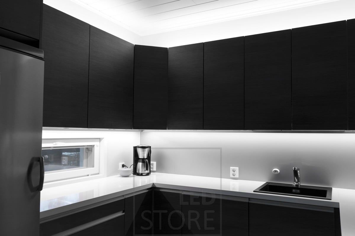 Stämningsfull och praktisk belysning med LED-remsor i köket. Ledstore.fi