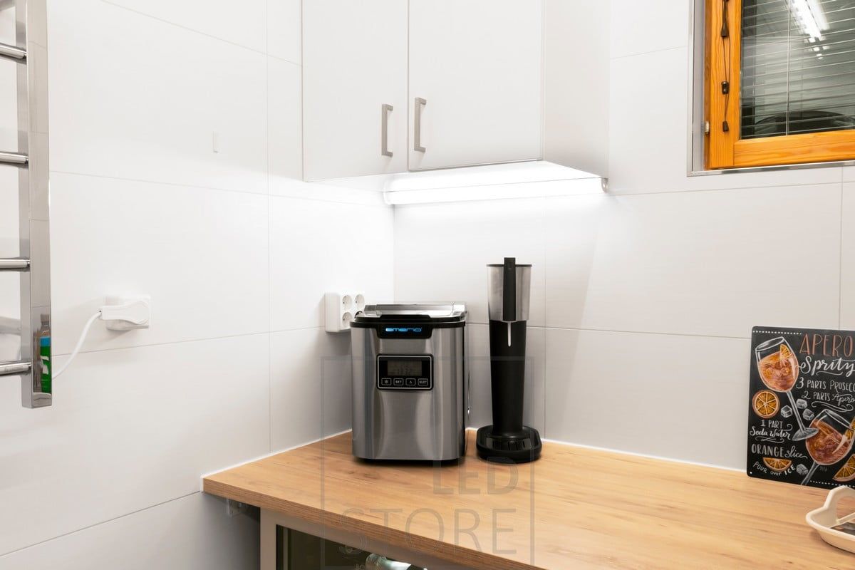 Under skåpet, i hörnet mellan vägg och skåp, en bred hörnprofil med LED-list som lyser upp bänkskivan. Profilen kan rymma upp till tre LED-lister. Ledstore.fi