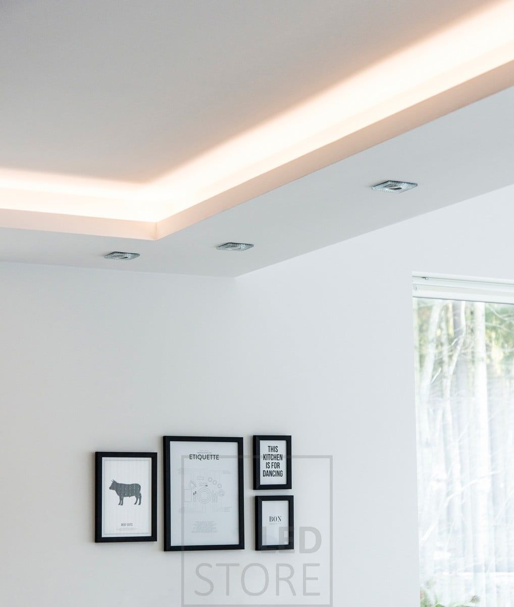 Nedhalningsflaggan har spotlights och en LED-remsa ovanför flaggan som lyser upp framsidan och toppen av flaggan. Ledstore.fi