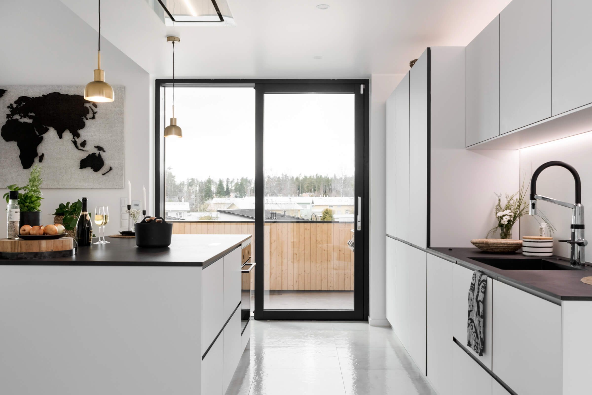 Grön bakgrund, vit fyrkant med "LED STORE" i feta versaler som marknadsför energieffektiva belysningslösningar.