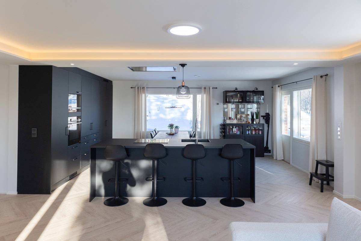 Nedervåningen går runt vardagsrummet