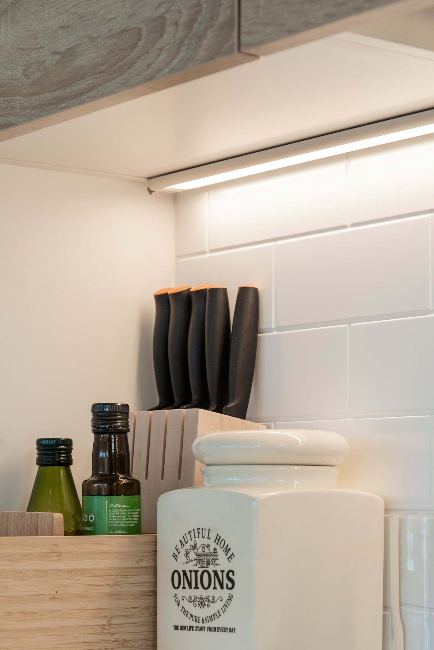 Logotyp för LED-belysningsbutik: vit text "LED STORE" inuti en vit fyrkant på grön bakgrund, som lyfter fram energieffektiva belysningslösningar.