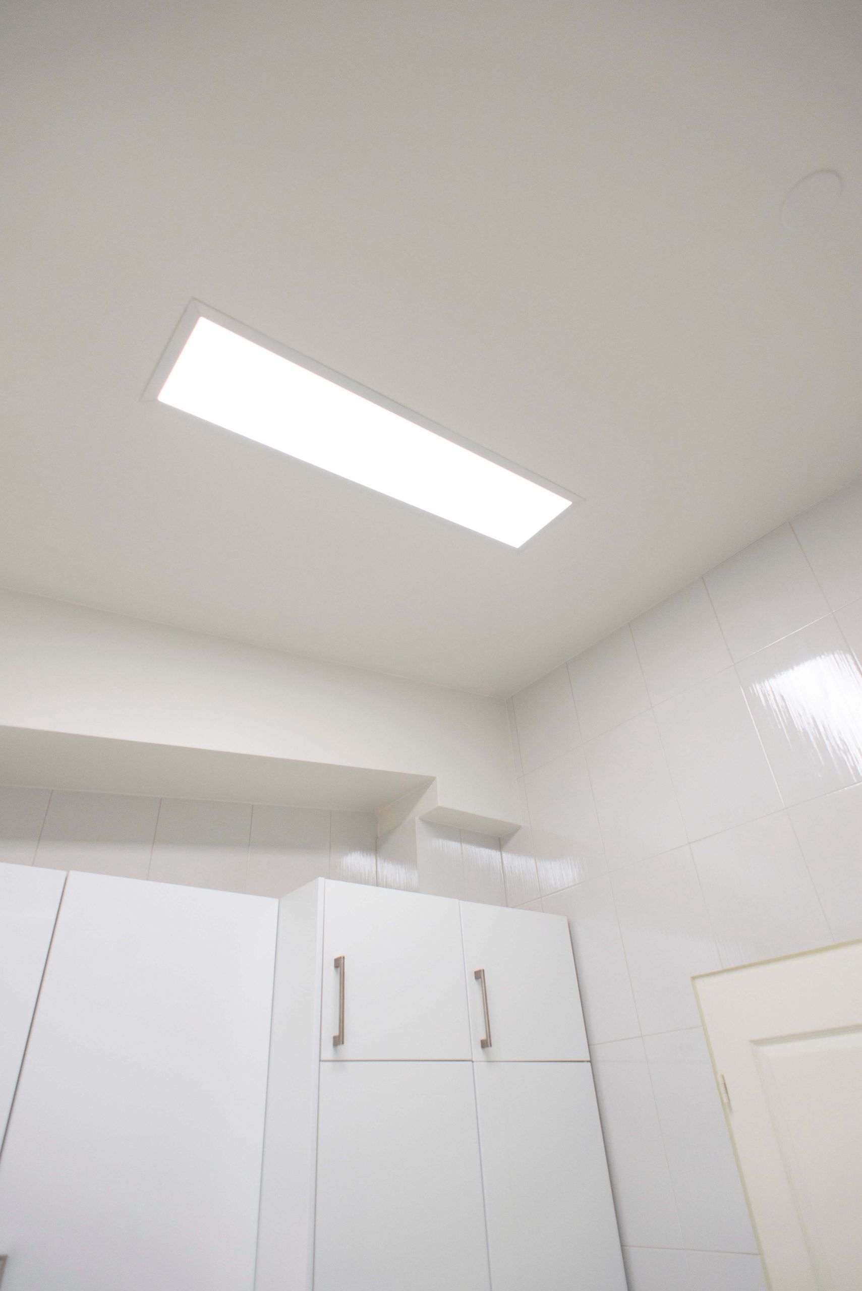 LED Store-logotyp med en vit fyrkant och text på grön bakgrund, som lyfter fram LED-belysningsprodukter för energieffektiva lösningar.