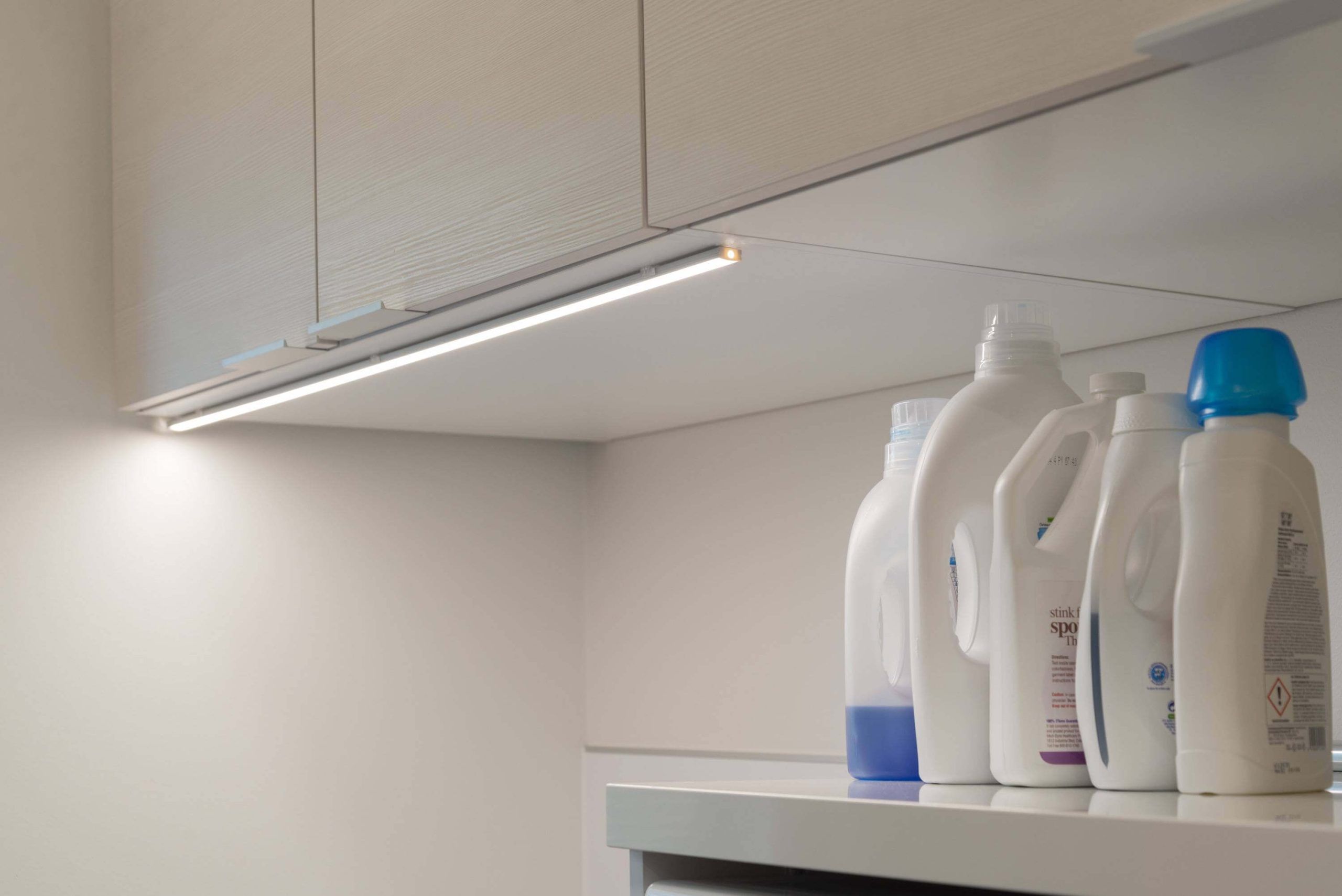 LED Stores logotyp: en vit fyrkant med texten "LED STORE" i vita bokstäver på en ljusgrön bakgrund, som lyfter fram energieffektiva belysningslösningar.