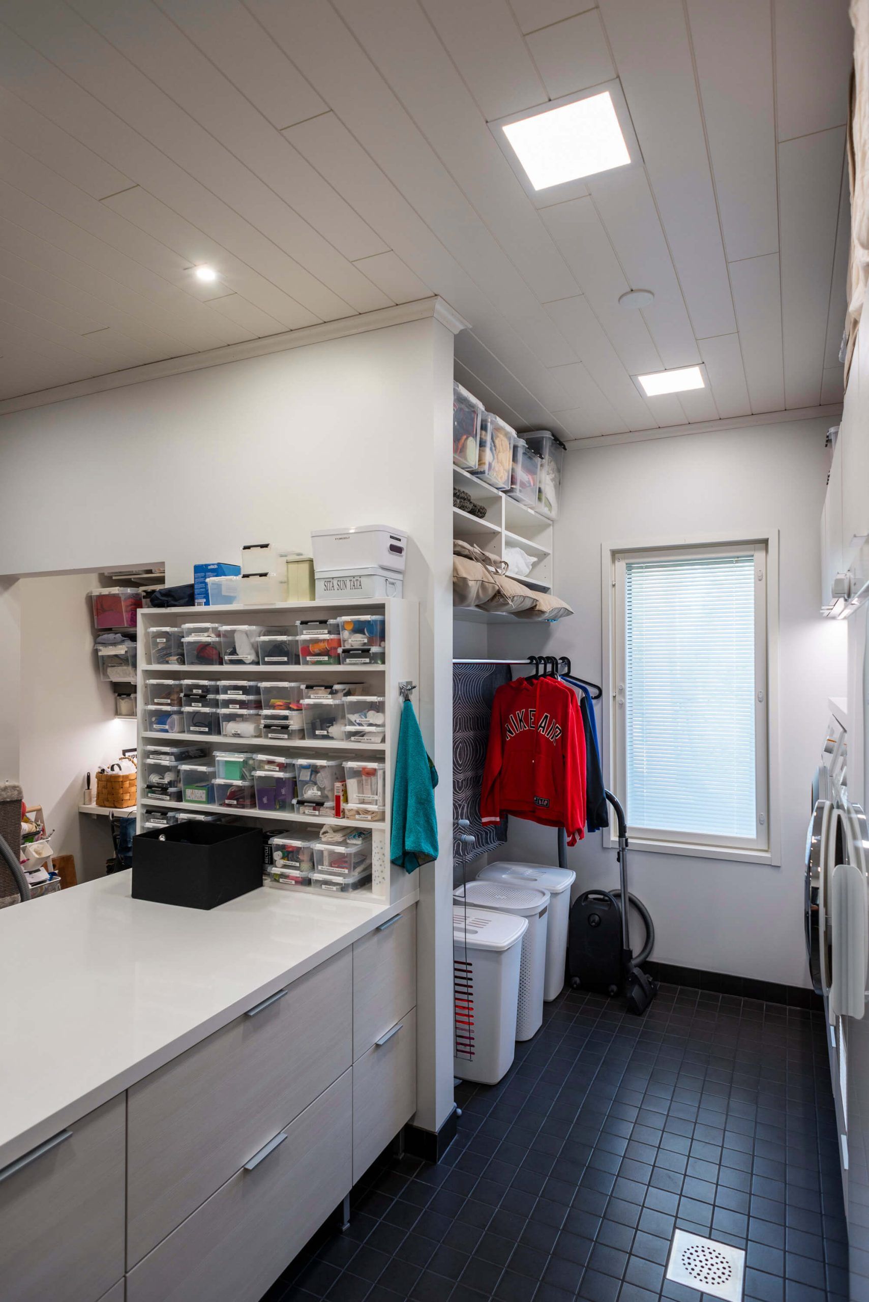 Logotyp för LED-belysningsbutik med texten "LED STORE" i en vit kvadrat på en grön bakgrund, som lyfter fram energieffektiva belysningslösningar.
