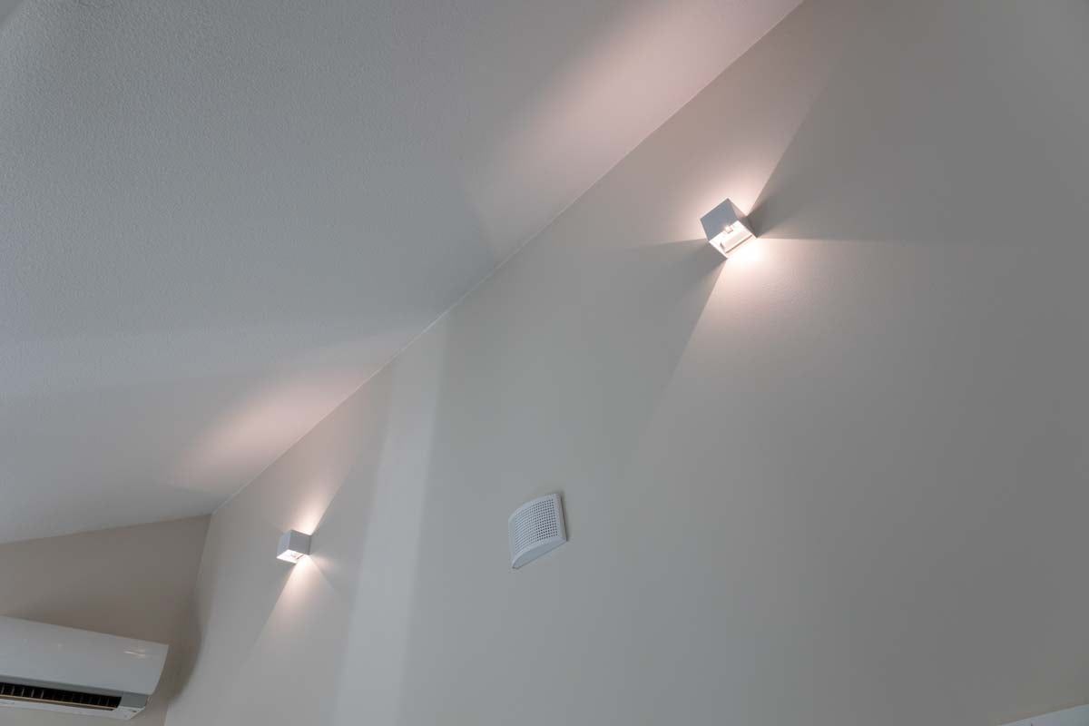 En grön bakgrund med en vit fyrkant i mitten med texten "LED STORE" i vit text för att lyfta fram energieffektiva belysningslösningar.