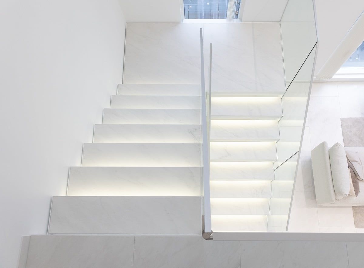 LED STORE-logotyp på grön bakgrund: en vit fyrkant med "LED" ovanför texten "STORE" i vitt, vilket ökar synligheten för varumärket för energieffektiv belysning.