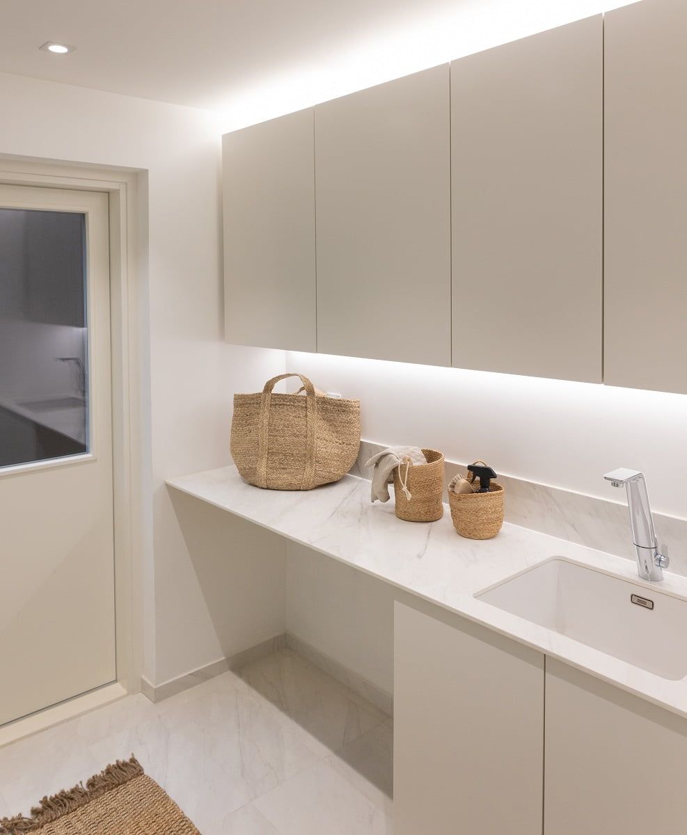 Logotyp för LED-belysningsbutik: grön bakgrund, vit fyrkant med "LED STORE" i feta vita bokstäver i mitten av en ljus reklamdesign.