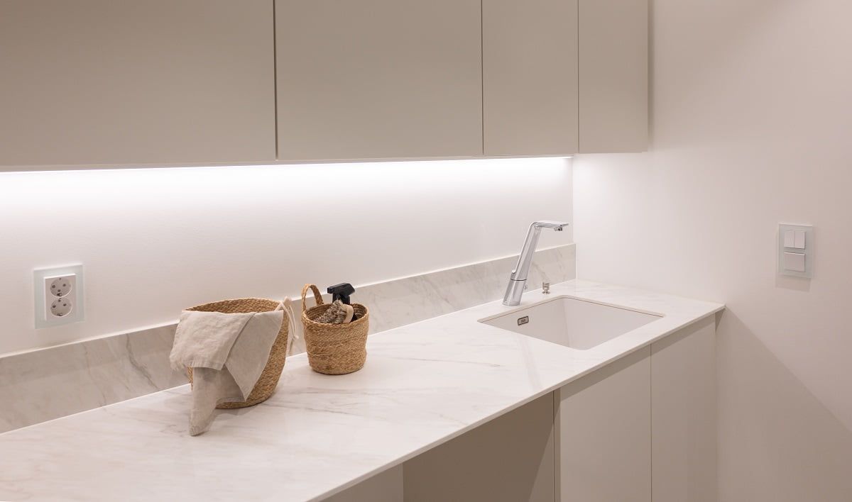 LED STORE-logotyp: vit text i en fyrkantig ram på grön bakgrund, som representerar energieffektiva belysningslösningar.
