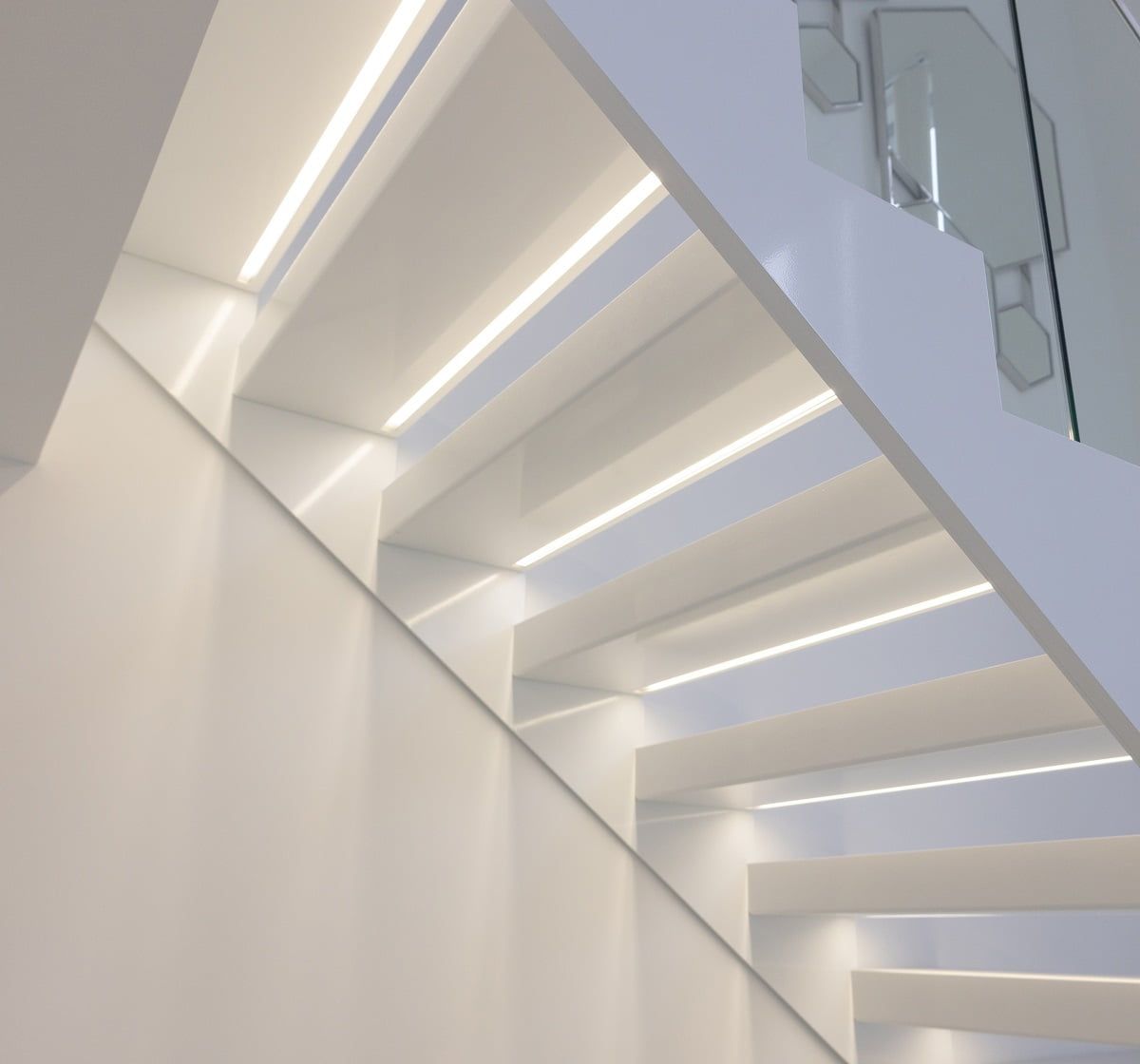 LED STORE" med feta bokstäver i en vit fyrkant på grön bakgrund, reklam för energieffektiva LED-belysningsprodukter.