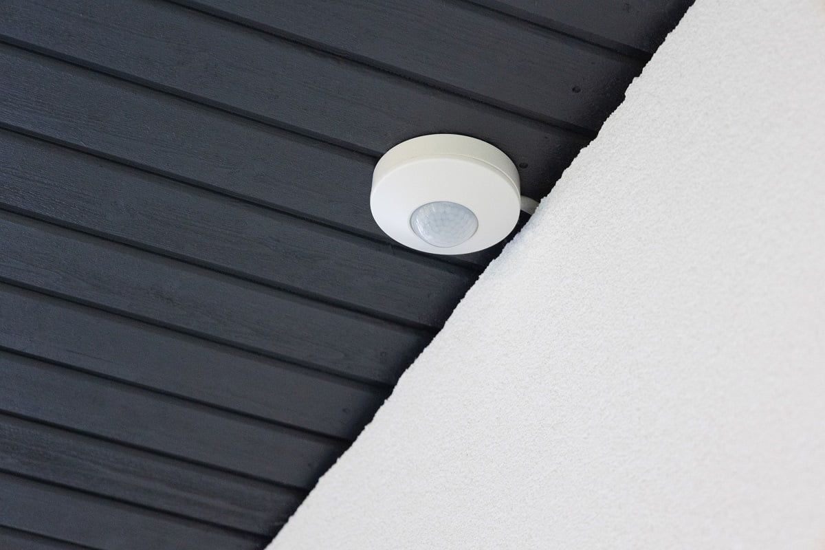 En grön bakgrund med en vit fyrkant i mitten med texten "LED STORE" i fetstil, som marknadsför miljövänliga LED-belysningsalternativ.