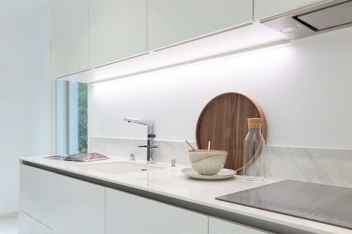 LED STORE-logotyp på en grön bakgrund, med en vit kvadrat med den stora feta texten "LED STORE", som representerar miljövänliga belysningslösningar.
