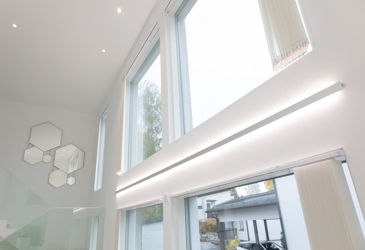 LED STORE-logotypen på en grön bakgrund med en vit kvadrat främjar energieffektiva belysningslösningar.