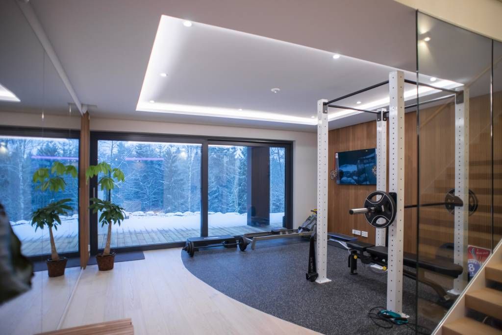 Indirekt belysning av gymmet med 14,4 W/m LED-list och direkt belysning med 9W spotlights. © LedStore