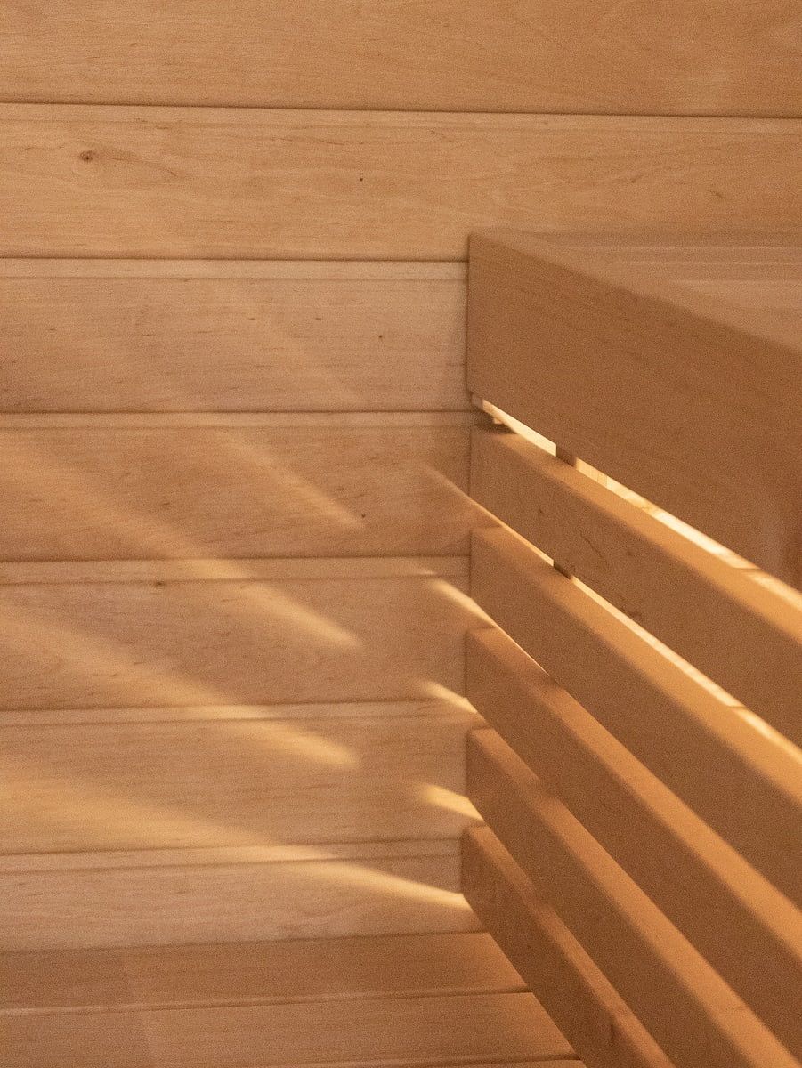 Ett LED-ljusband monterat under plattorna ger basturummet en stämningsfull touch. ©LedStore