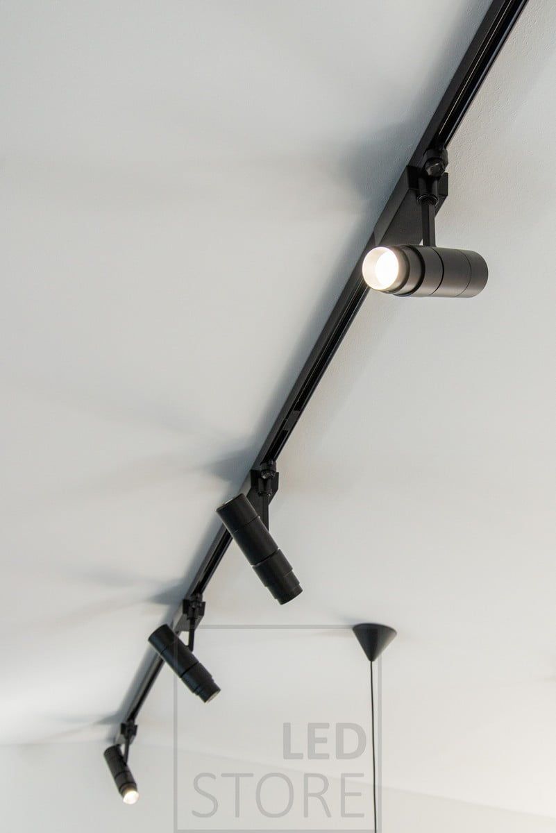 Svart FOKUS led spotlight för 3-fas skena. Armaturen finns i både svart och vitt, i 15W och 35W. Armaturen har en steglöst justerbar ljusöppningsvinkel mellan 10 och 60 grader. Ledstore.fi