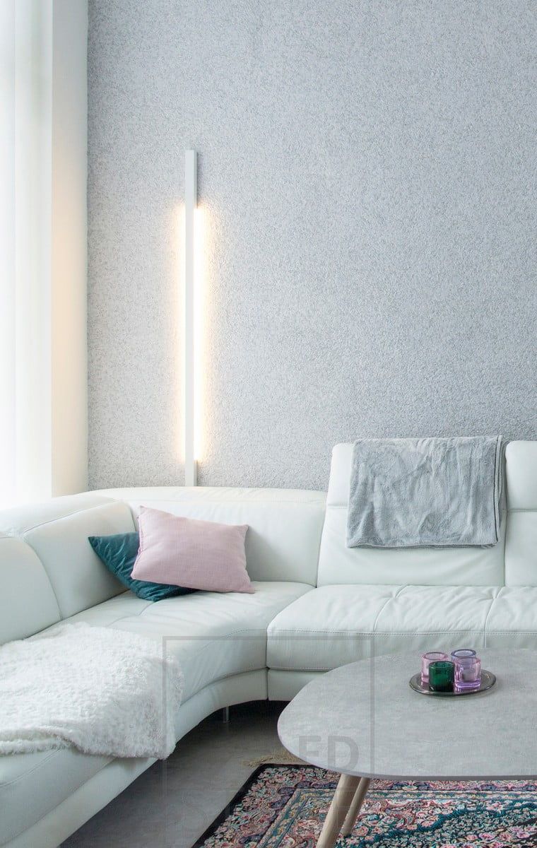 Wall LINE är en mycket enkel och elegant armatur. Armaturen finns i olika storlekar och färger. Ljuset är indirekt stämningsbelysning genom väggen. Ledstore.fi