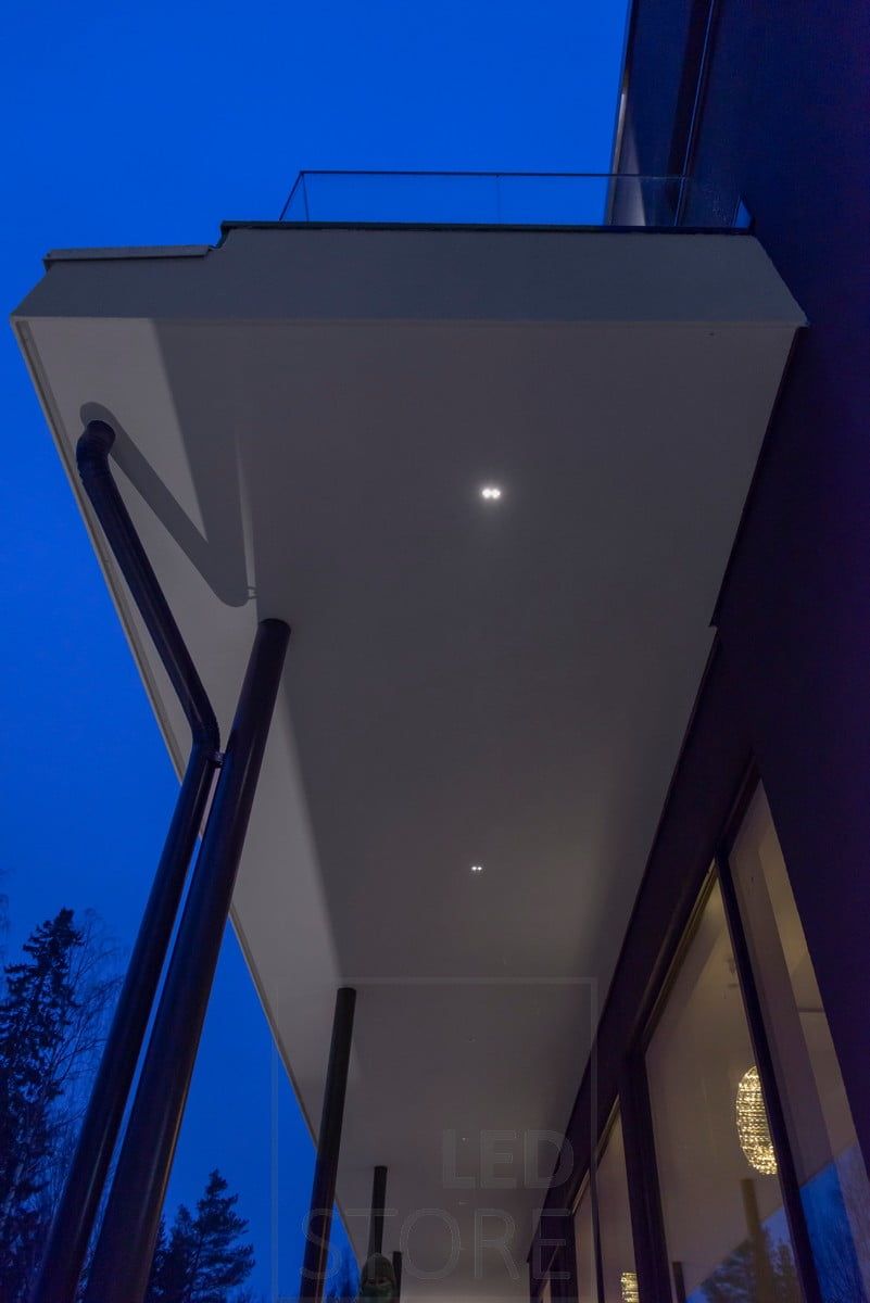 LINJA 2 spotlights för terrassbelysning. Armaturen är dimbar och fuktsäker (IP44). Ledstore.fi