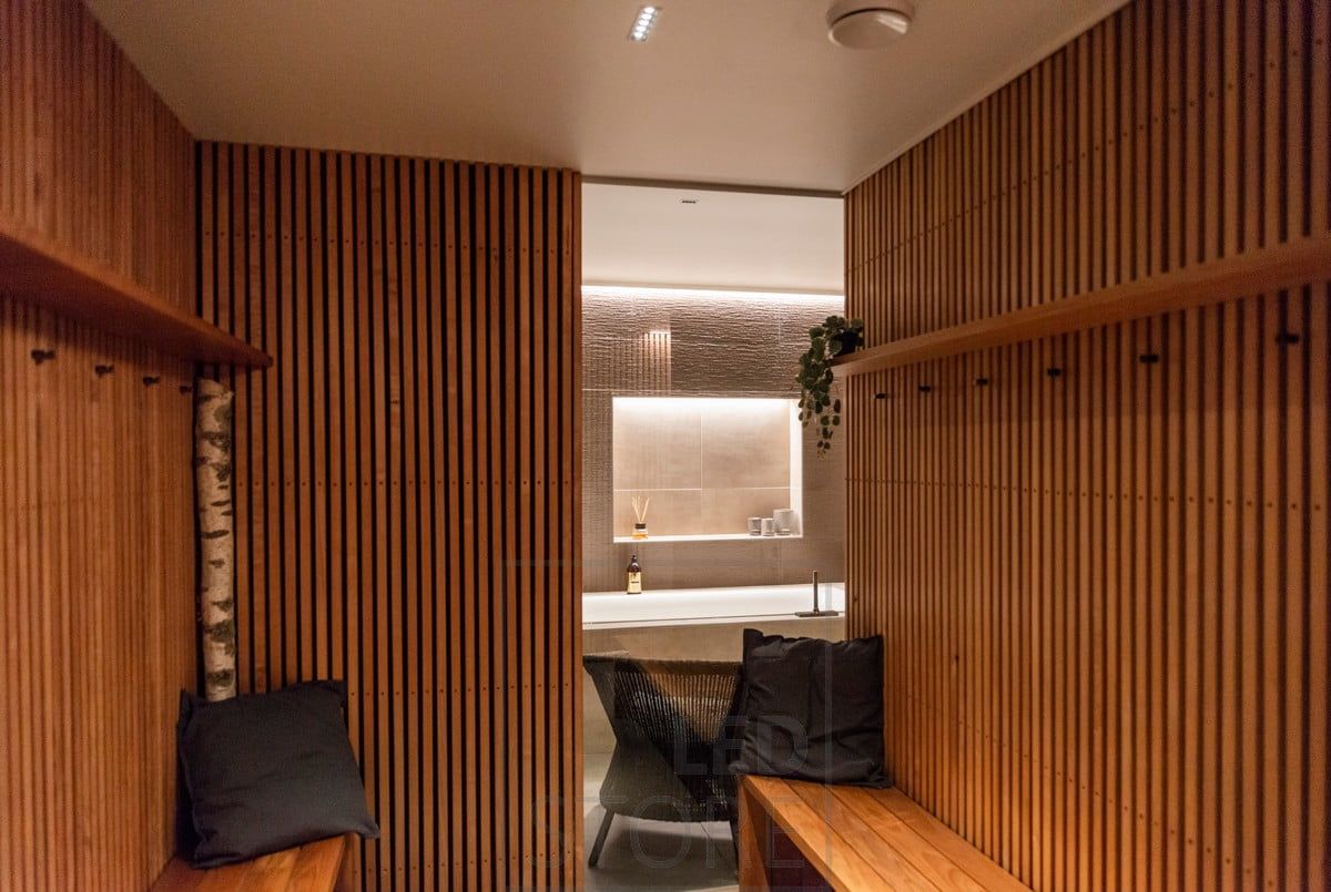 Omklädningsrum upplyst av LINJA 5 spotlights. Den linjära spotlighten i taket fortsätter designtråden från taklisterna i taket. Ledstore.fi