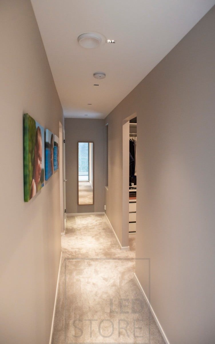 Korridor upplyst av LINJA-spots. Ledstore.fi