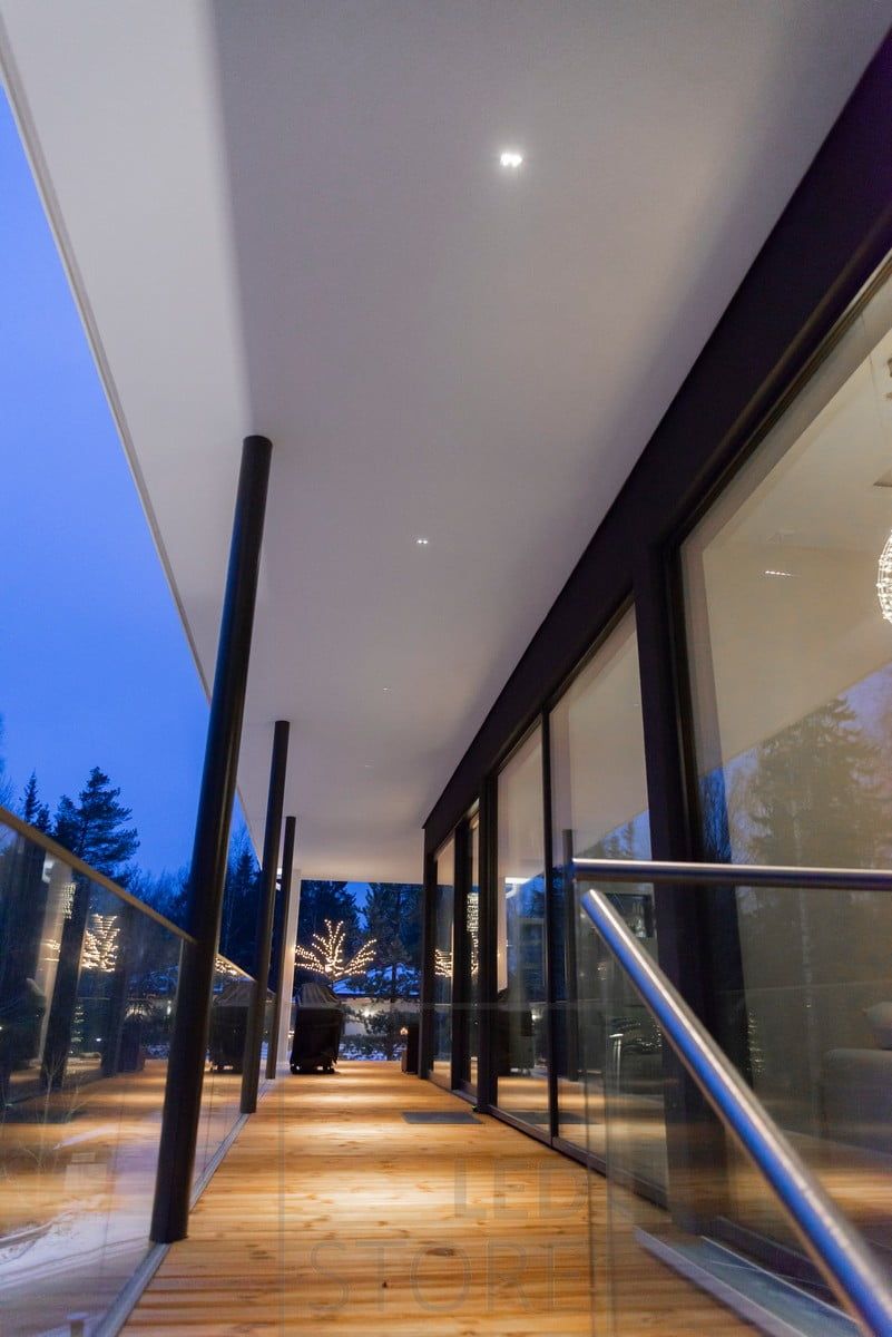 LINJA 2 spotlights för terrassbelysning. Armaturen är dimbar och fuktsäker (IP44). Den vita kanten på ramen är 7 mm bred och ljuskällorna är 10 mm djupa i fyrkantiga svarta ljushål. Ledstore.fi