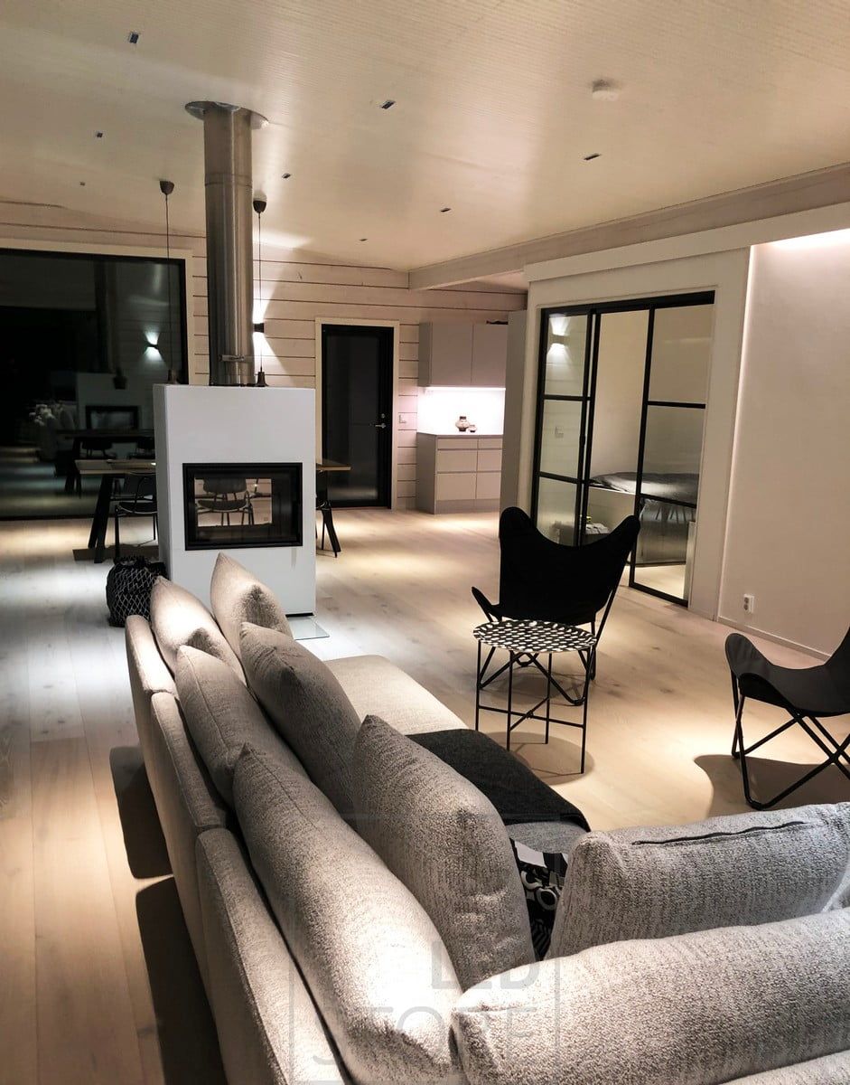 Stämningsfull belysning med smalstrålande spotlights, vägglampor och LED-ljusramper samt interiörbelysning. Ledstore.fi