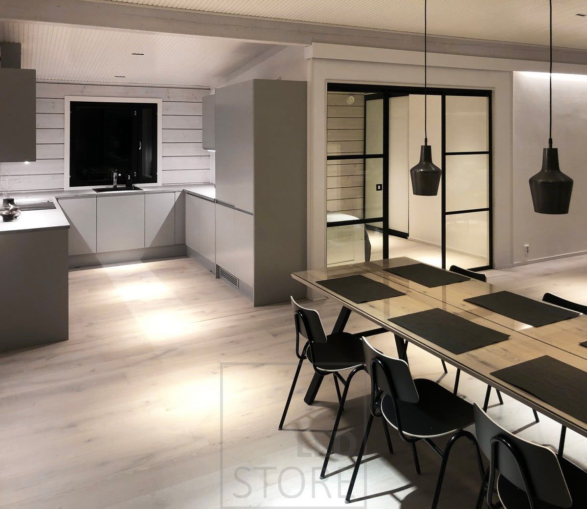LINJA 5 spotlights i taket, LED-lister i köket och bakom takgallret. Ledstore.fi