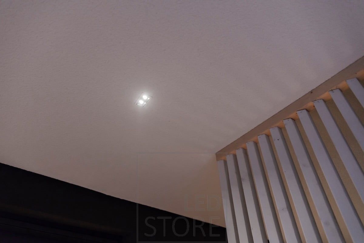 Led LINJA 2 strålkastare på terrasstaket. Den lilla armaturen är diskret i taket, men mycket tillräcklig för att belysa terrassens korridor. Ledstore.fi