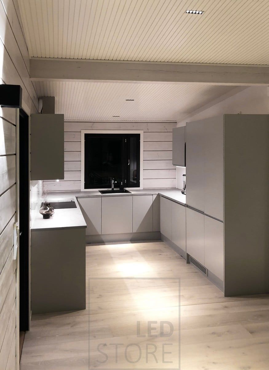 LINJA 5 spots i kökets tak. Bänkskivor upplysta av LED-lister som fästs på undersidan av överskåpen. Ledstore.fi