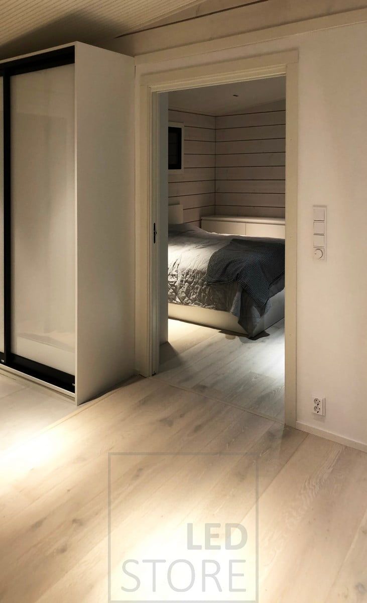 LINJA spotlights belyser vardagsrummet och sovrummet. Ljusstyrkan motsvarar 5x20W halogen. Ledstore.fi